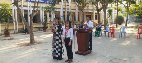 Nhà trường tuyên dương em Kim Ngân dưới cờ về thành tích rèn luyện thể thao