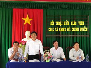 Ông Lê Phước Hậu - Trưởng phòng GDĐT tả lời ý kiến của phụ huynh học sinh.