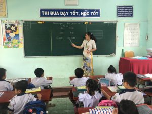 Cô Huỳnh Thị Bảo Châu hướng dẫn học sinh đọc