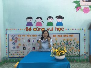 Cô Triệu Thị Kim Chi – Trường MN Tràm Chim hướng dẫn  trẻ đeo khẩu trang đúng cách 