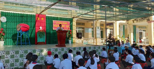 Thầy Nguyễn Tấn Nhàn – Bí Thư chi bộ- Hiệu trưởng phát biểu chào mừng và tuyên bố khai giảng năm học mới