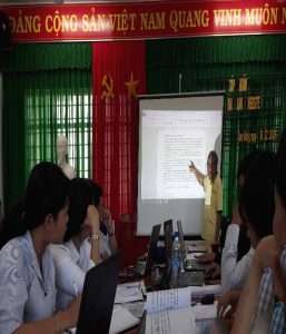 Phóng viên Trần Trọng Trung phân tích một bài thực hành của học viên.