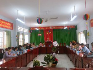 Bà Lê Thị Mộng Tuyền – Phó trưởng phòng, Phòng Giáo dục và Đào tạo huyện Tam Nông – trưởng đoàn kiểm thông qua quyết định và phân nhiệm vụ cho các thành viên trong đoàn kiểm tra.