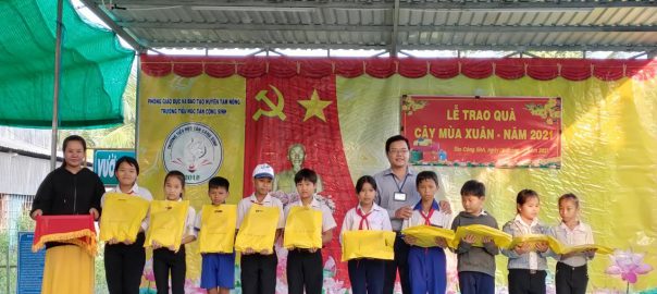 Thầy Nguyễn Phú Quí – GVCN lớp 1/3 phát quà cho các em tại buổi lễ