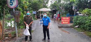 Tham gia tình nguyện đội “Shiper áo xanh” xã Phú Cường