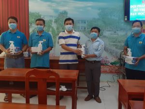 Ông Trần Nhựt Tân – Phó Hiệu trưởng nhà trường trao quà hỗ trợ cho Đội phản ứng nhanh hỗ trợ kỹ thuật học trực tuyến 