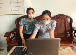 Cô Nguyễn Thị Cẩm Tú – Hiệu trưởng cùng Cô Đỗ Thị Ngọc Tiền – Giáo viên triển khai nội dung buổi tập huấn 