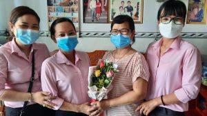 Cô Nguyễn Ngọc Hường – Hiệu trưởng thăm, chúc mừng gia đình cô Nguyễn Thị Ánh Gương nguyên là Phó Hiệu trưởng trường MN Tràm Chim 