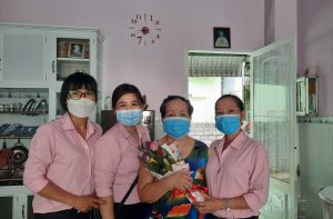 Cô Nguyễn Ngọc Hường – Hiệu trưởng thăm, chúc mừng gia đình cô Nguyễn Thị Thẳng là giáo viên của trường 