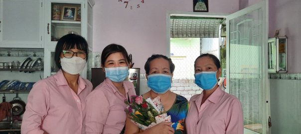 Cô Nguyễn Ngọc Hường – Hiệu trưởng thăm, chúc mừng gia đình 
cô Nguyễn Thị Thẳng là giáo viên của trường