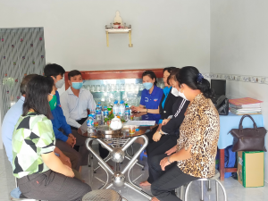 Các đại biểu đến dự và chúc mừng gia đình công đoàn viên Nguyễn Thị Thảo