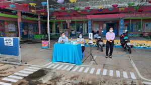 Bà Lê Thị Mộng Tuyền và ông Lê Thanh Long  – Phó trưởng Phòng Giáo dục và đào tạo huyện Tam Nông đến thăm và định hướng cho trường trong ngày đầu đón trẻ trở lại trường
