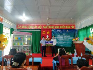 Ông Trần Khắc Nghi – Đại diện ngân hàng Đầu tư và Phát triển Việt Nam BIDV, chi nhánh tỉnh Đồng Tháp trao tủ sách cho đại diện nhà trường.