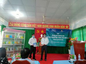 Ông Lê Thanh Hùng – Chủ tịch Hội khuyến học và khoa học lịch sử huyện Tam Nông trao các đầu sách cho đại diện nhà trường