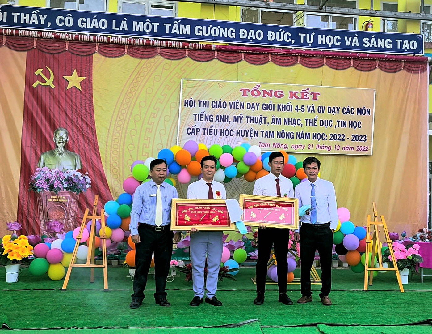 Thầy Lê Thanh Long - Phó Trưởng Phòng Giáo dục và Đào tạo Huyện trao viên phấn vàng và hoa cho 02 giáo viên xuất sắc