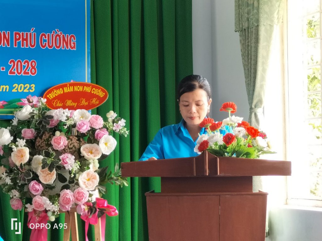 Bà Phạm Thị Thuý Kiều - Chủ tịch Công đoàn thông qua báo cáo kiểm điểm Ban chấp hành Công đoàn cơ sở lần thứ IV, nhiệm kỳ 2017-2022