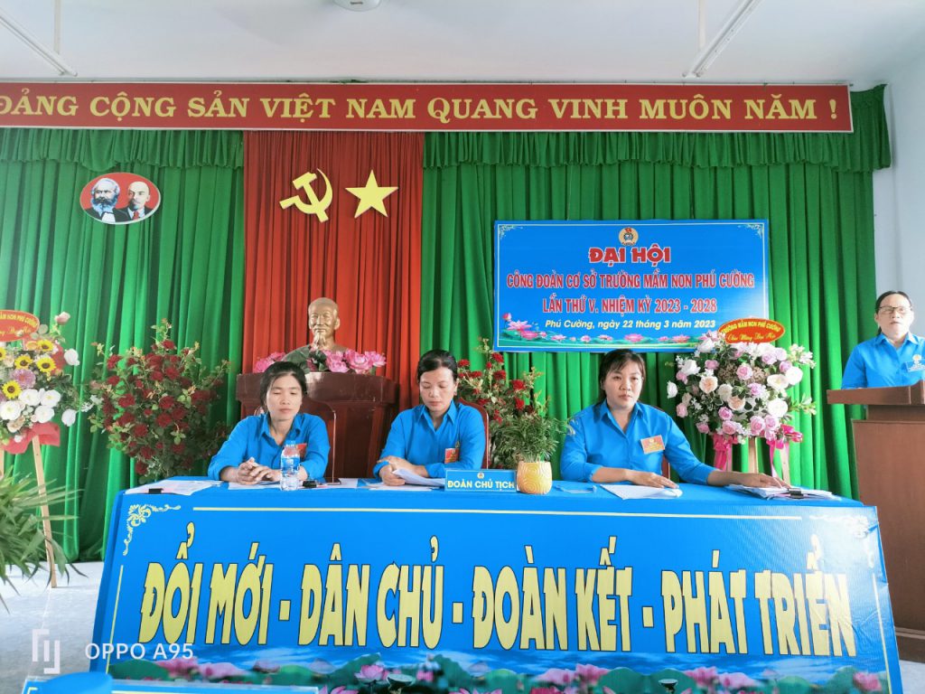 Bà Nguyễn Thị Kim Hà - Phó Chủ tịch Liên đoàn lao động huyện Tam Nông phát biểu tại Đại hội