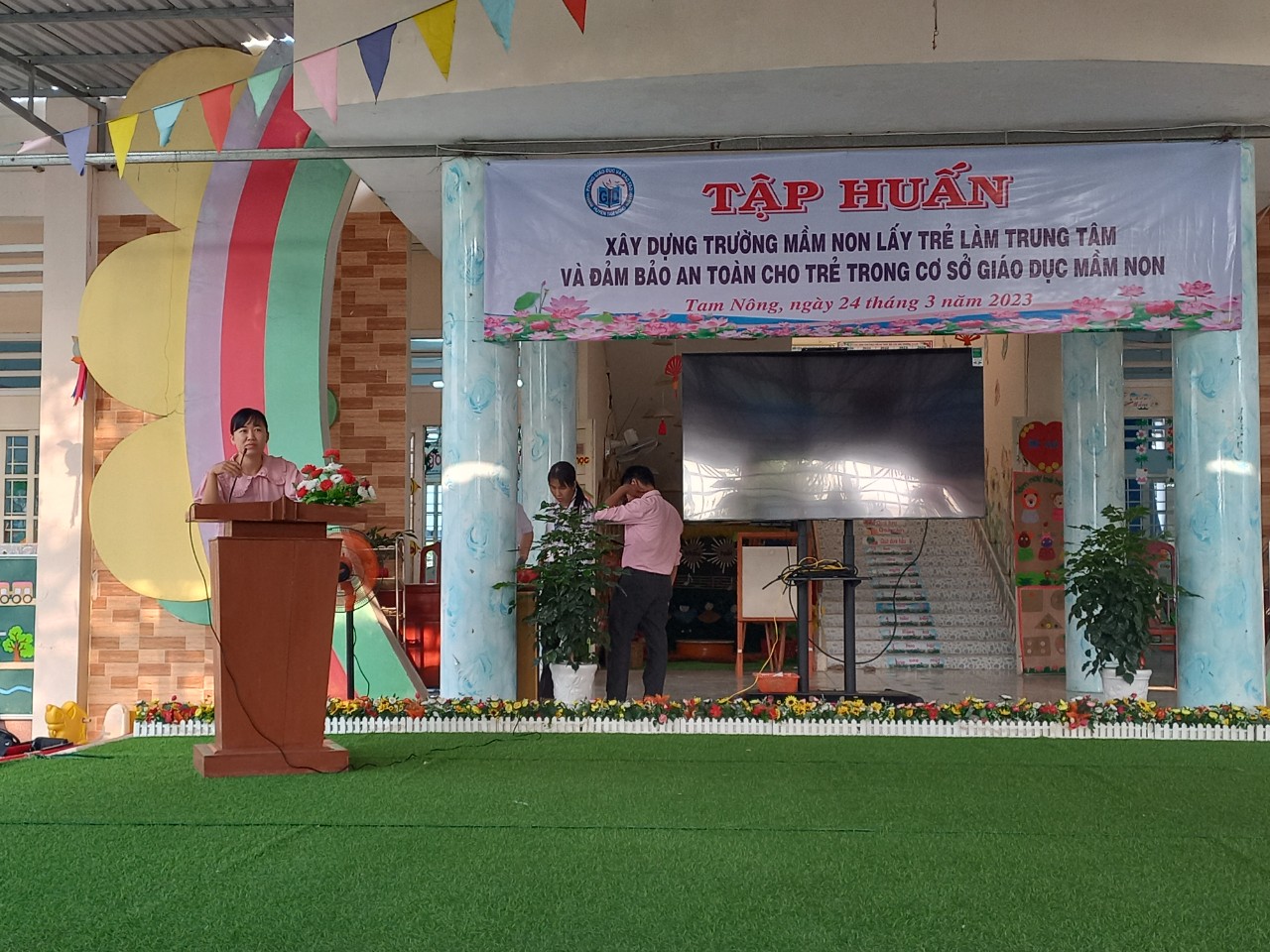Bà Nguyễn Xuân Đào – Chuyên viên phòng GDĐT triển khai nội dung về hướng dẫn  “xây dựng trường mầm non lấy trẻ làm trung tâm”