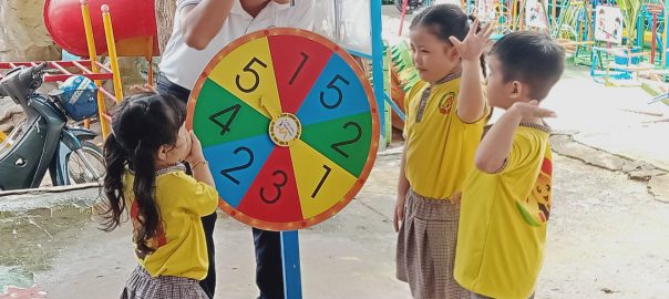Các bé tham gia trò chơi cùng giáo viên Anh Việt Á