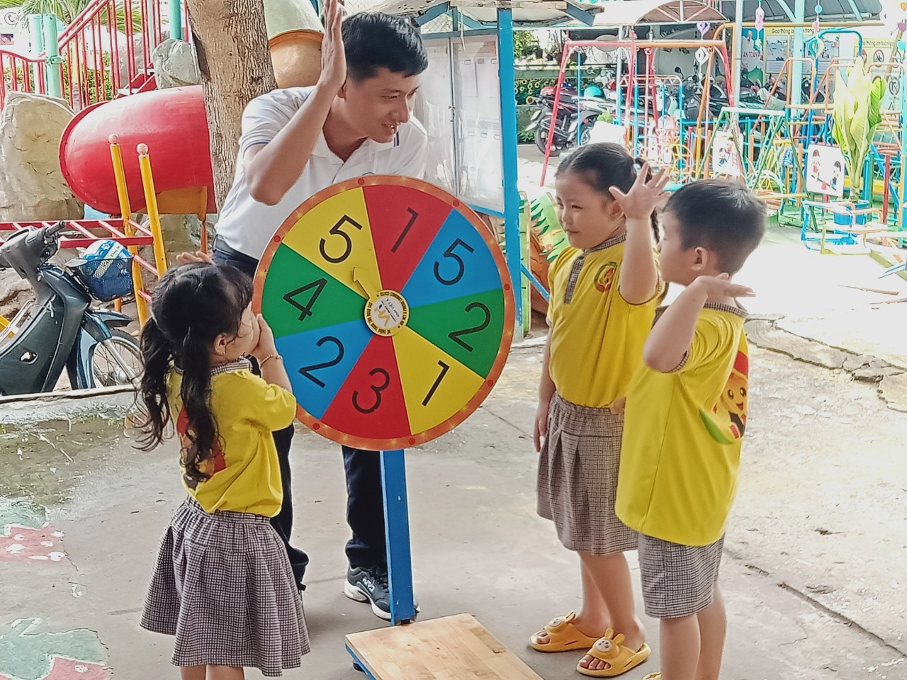 Các bé tham gia trò chơi cùng giáo viên Anh Việt Á