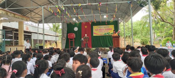 Cô Cao Thanh Thủy – Bí thư Chi bộ, Hiệu trưởng nhà trường đọc diễn văn khai giảng năm học 2023 – 2024