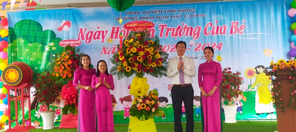 ông Huỳnh Minh Tuấn - Ủy viên, Ban Thường vụ Tỉnh ủy - Phó Chủ tịch Uỷ ban nhân dân tỉnh Đồng Tháp trao tặng hoa chúc mừng cho nhà trường