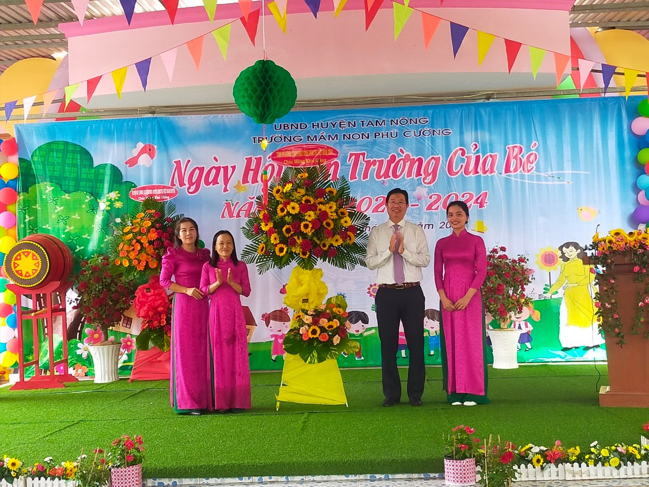 ông Huỳnh Minh Tuấn - Ủy viên, Ban Thường vụ Tỉnh ủy - Phó Chủ tịch Uỷ ban nhân dân tỉnh Đồng Tháp trao tặng hoa chúc mừng cho nhà trường