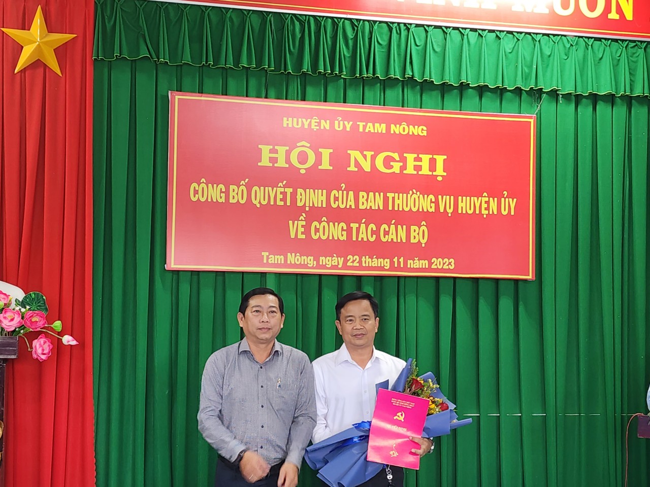 Ông Trần Thanh Nam - Phó BTHU,Chủ tịch UBND huyện trao quyết định điều động