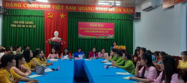 Bà Lê Thị Mộng Tuyền, Phó Trưởng phòng Phòng GDĐT phát biểu khai mạc Hội thi