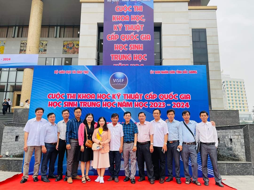 Đoàn công tác huyện Tam Nông tham gia hội thảo STEM
