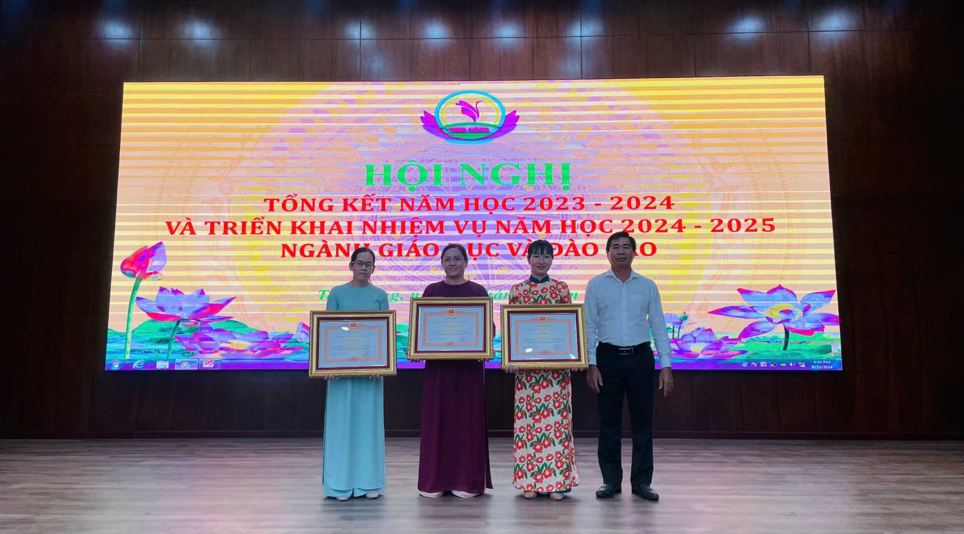 Trao thưởng cho các cá nhân đạt thành tích xuất sắc  trong thực hiện nhiệm vụ năm học 2023-2024 